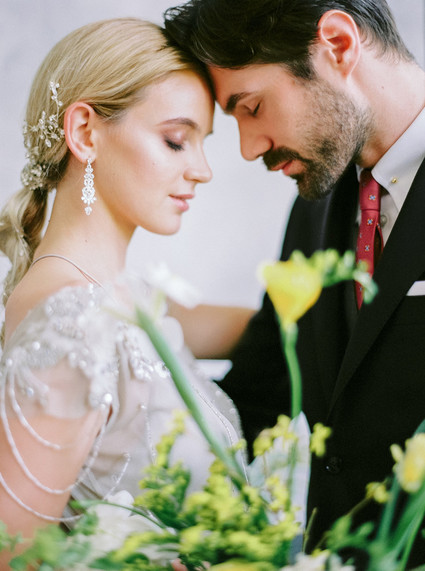 Modern summer wedding inspiration in yellow tones