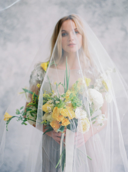 Modern summer wedding inspiration in yellow tones