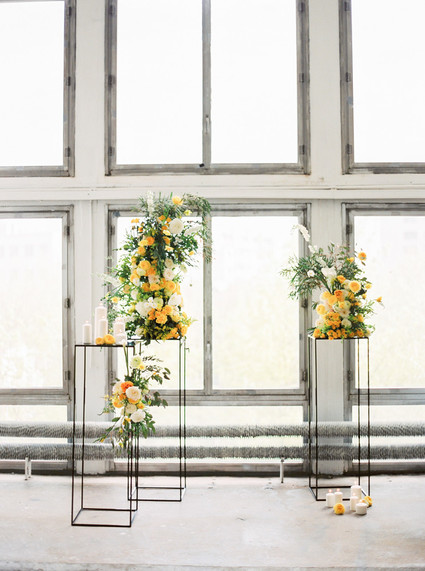 Modern summer wedding inspiration in yellow tones