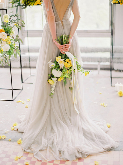 Modern summer wedding inspiration in yellow tones