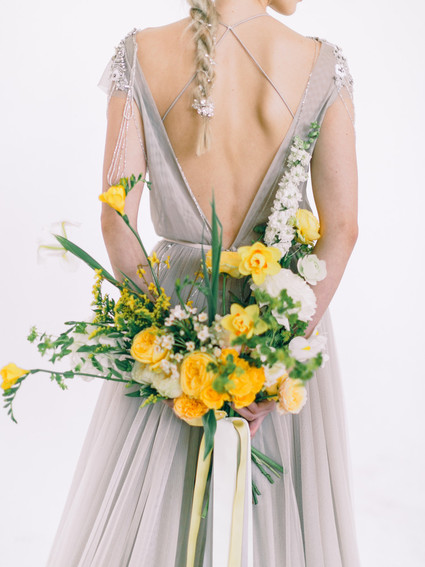 Modern summer wedding inspiration in yellow tones