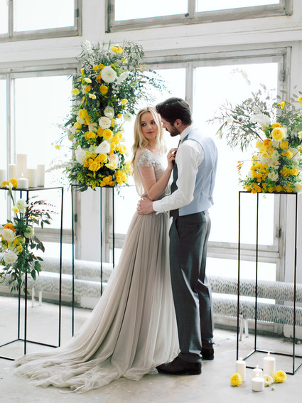 Modern summer wedding inspiration in yellow tones