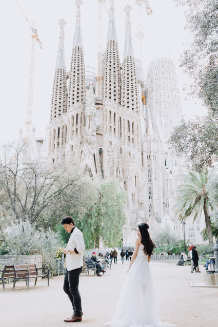 Travelogue engagement photos in the great cities of Europe