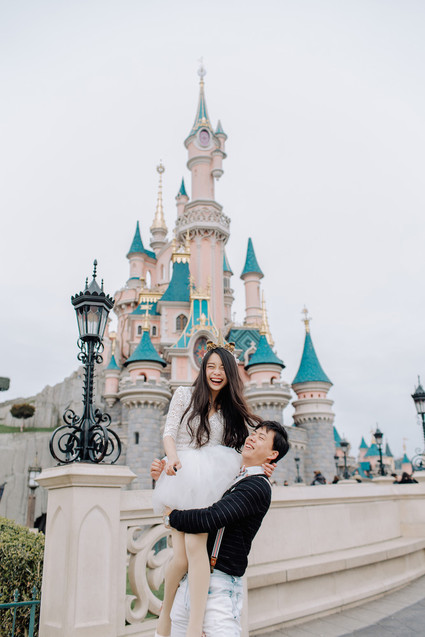 Travelogue engagement photos in the great cities of Europe