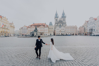 Travelogue engagement photos in the great cities of Europe
