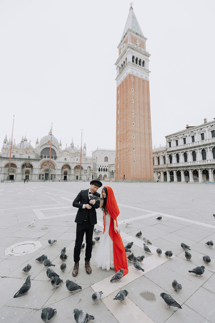 Travelogue engagement photos in the great cities of Europe