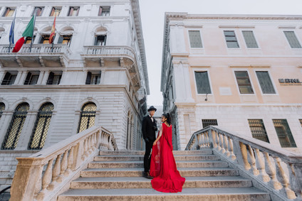 Travelogue engagement photos in the great cities of Europe