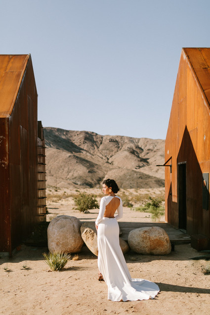 Modern minimalist earth tone wedding in the desert