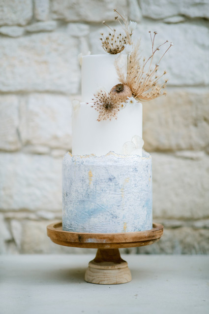 boho wedding cake with dried flower decor