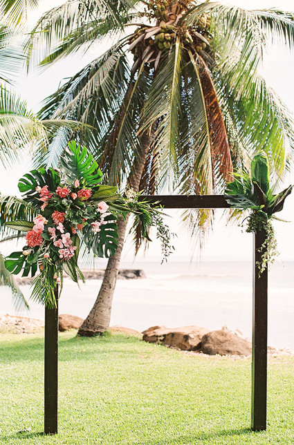 Tropical wedding in Maui at the Olowalu Plantation House