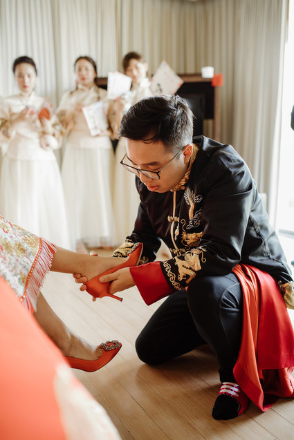 Tropical fall wedding in Thailand with rust and peachy accents