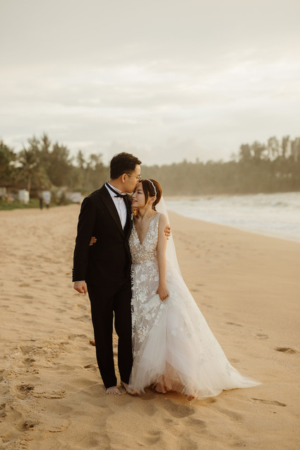 Tropical fall wedding in Thailand with rust and peachy accents