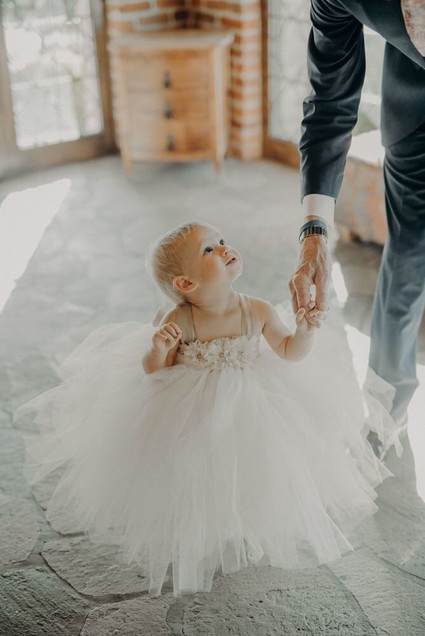 Minimal modern fall wedding at Hummingbird Nest Ranch with ALL dried flowers