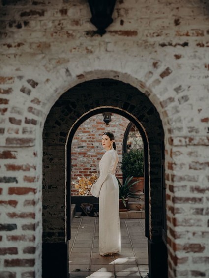 Minimal modern fall wedding at Hummingbird Nest Ranch with ALL dried flowers