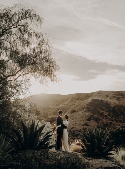 Minimal modern fall wedding at Hummingbird Nest Ranch with ALL dried flowers