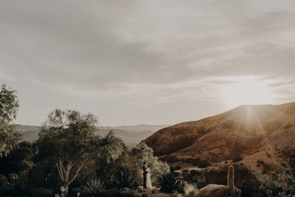 Minimal modern fall wedding at Hummingbird Nest Ranch with ALL dried flowers