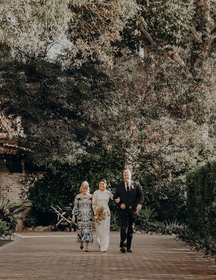 Minimal modern fall wedding at Hummingbird Nest Ranch with ALL dried flowers