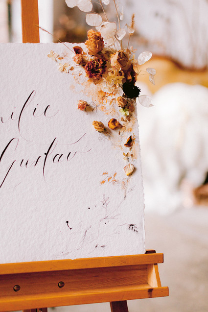 Delicate earth tone fall wedding ideas with dried flowers and lots of white