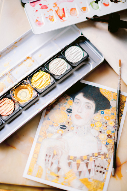 Delicate earth tone fall wedding ideas with dried flowers and lots of white