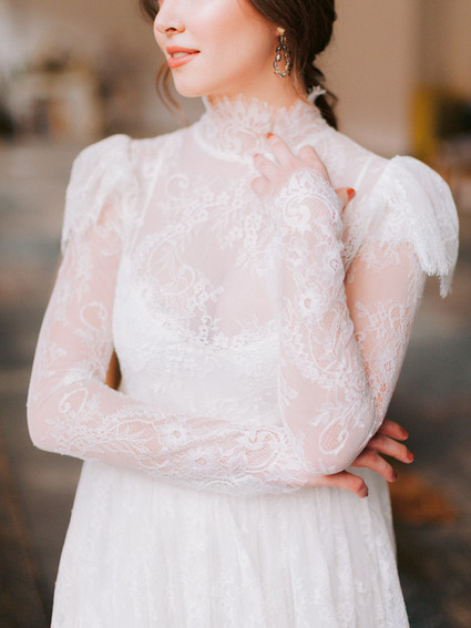 Delicate earth tone fall wedding ideas with dried flowers and lots of white