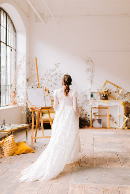 Delicate earth tone fall wedding ideas with dried flowers and lots of white