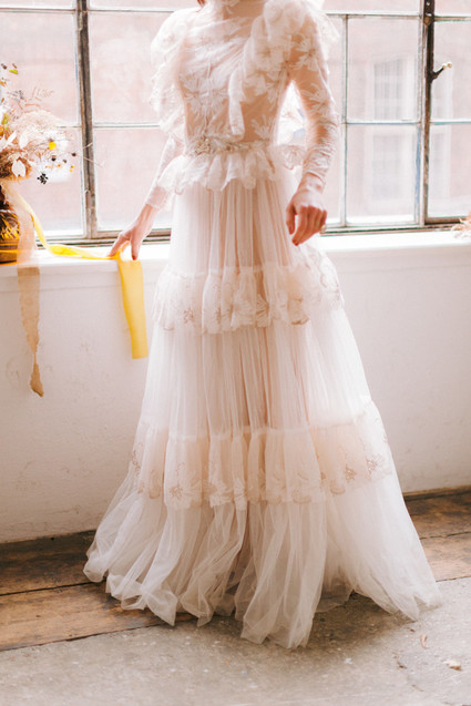 Delicate earth tone fall wedding ideas with dried flowers and lots of white