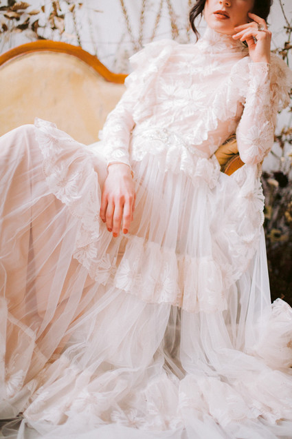 Delicate earth tone fall wedding ideas with dried flowers and lots of white