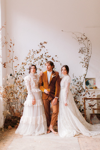 Delicate earth tone fall wedding ideas with dried flowers and lots of white