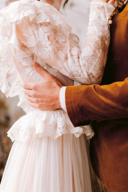 Delicate earth tone fall wedding ideas with dried flowers and lots of white