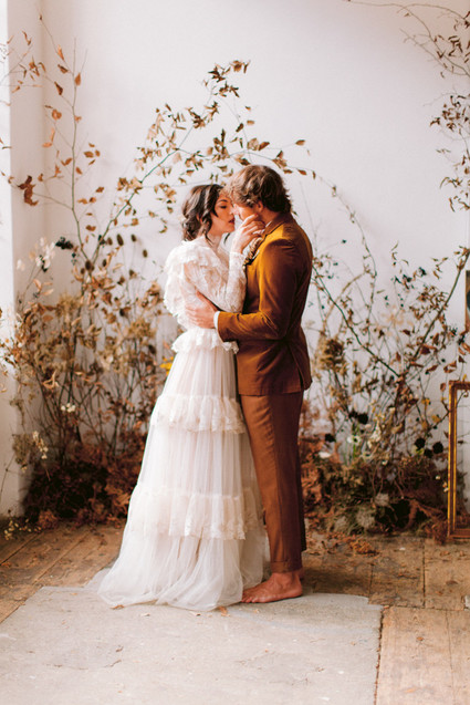 Delicate earth tone fall wedding ideas with dried flowers and lots of white