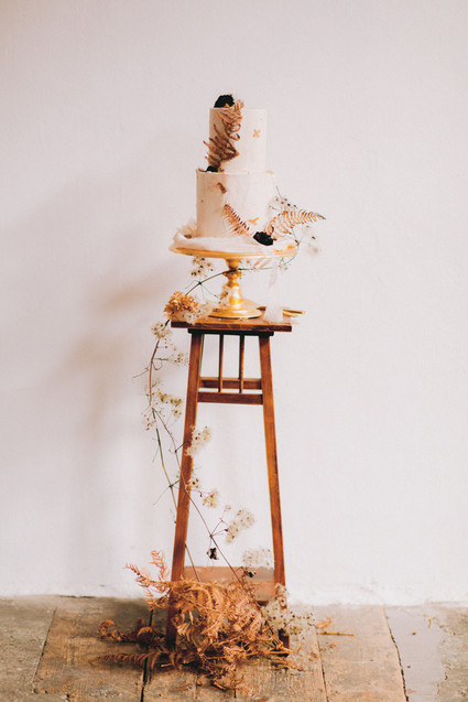 Delicate earth tone fall wedding ideas with dried flowers and lots of white