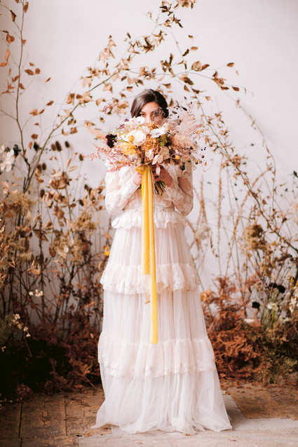 Delicate earth tone fall wedding ideas with dried flowers and lots of white