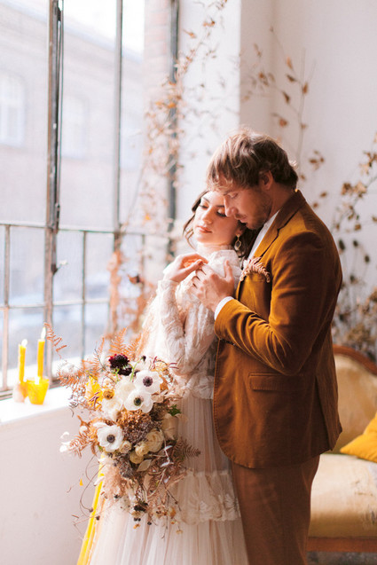Delicate earth tone fall wedding ideas with dried flowers and lots of white