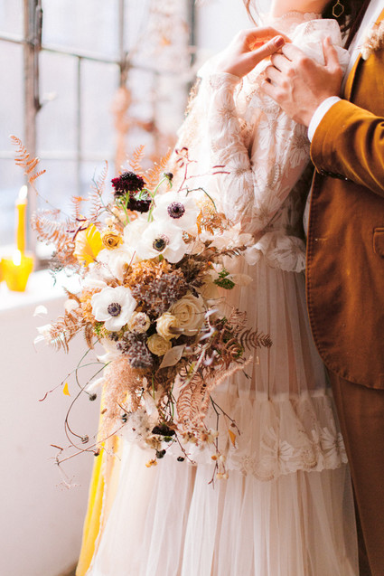 Delicate earth tone fall wedding ideas with dried flowers and lots of white