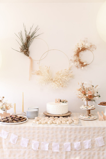 summer baby shower with dried florals