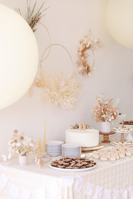 summer baby shower with dried florals