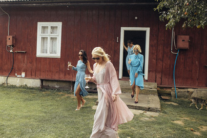 Bridal party getting ready