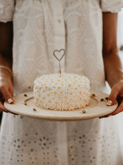 Daisy birthday cake