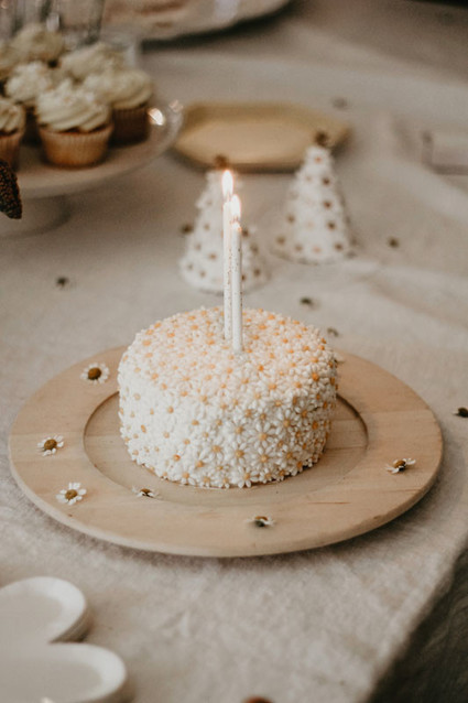 Daisy birthday cake