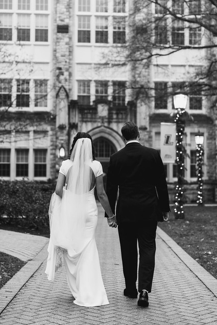 A wintery library wedding with the most magical reception / George Peabody Library
