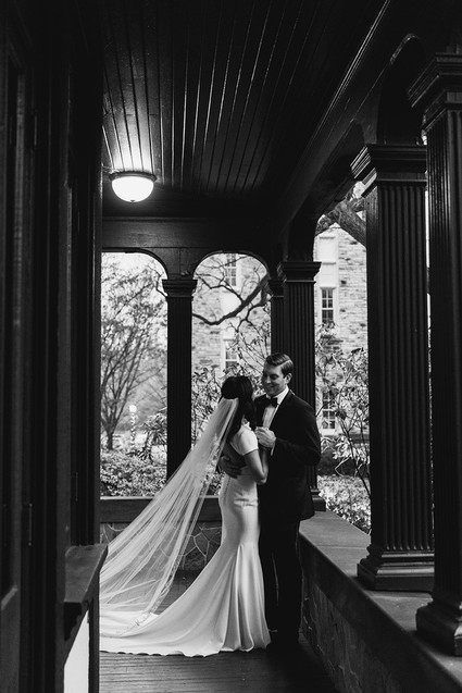 A wintery library wedding with the most magical reception / George Peabody Library