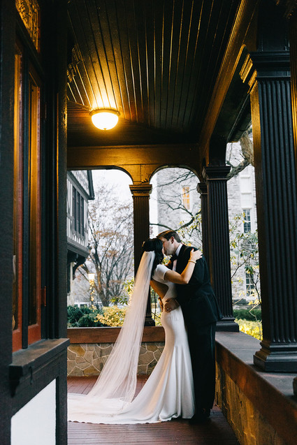 A wintery library wedding with the most magical reception / George Peabody Library