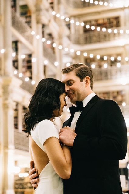 A wintery library wedding with the most magical reception / George Peabody Library