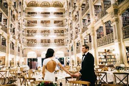 A wintery library wedding with the most magical reception / George Peabody Library
