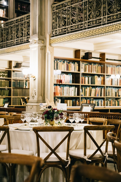A wintery library wedding with the most magical reception / George Peabody Library