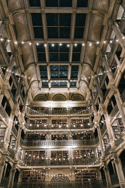 A wintery library wedding with the most magical reception / George Peabody Library