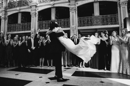 A wintery library wedding with the most magical reception / George Peabody Library