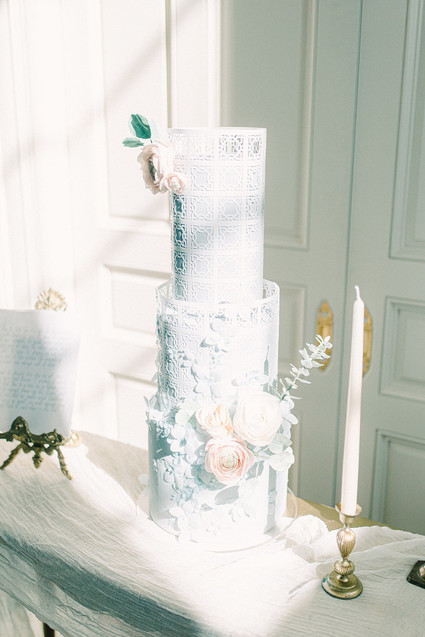 Elegant wedding cake